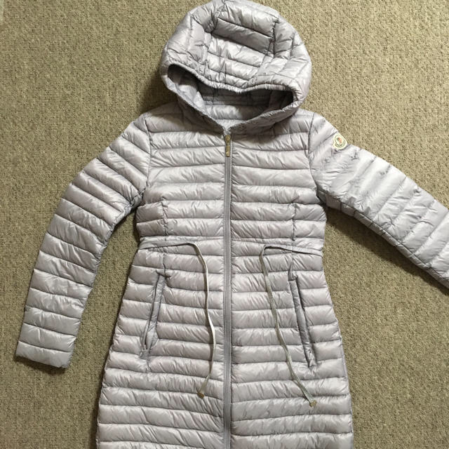 MONCLER(モンクレール)のモンクレール barbel ダウン　シルバーグレー レディースのジャケット/アウター(ダウンジャケット)の商品写真