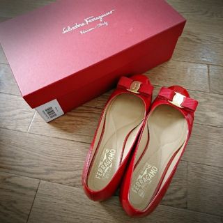 サルヴァトーレフェラガモ(Salvatore Ferragamo)の【美品】Ferragamo ヴァラ 7  エナメル 赤 裏張り有り(バレエシューズ)