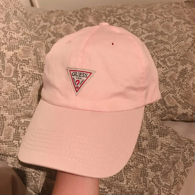 GUESS(ゲス)のGUESS キャップ ❤︎ ベビーピンク レディースの帽子(キャップ)の商品写真