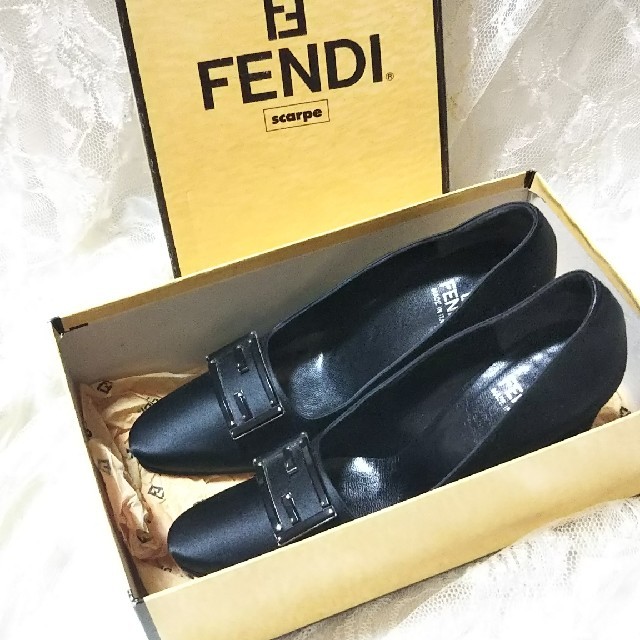 FENDI(フェンディ)のFENDI フェンディ Fマークブラックサテンヒール レディースの靴/シューズ(ハイヒール/パンプス)の商品写真