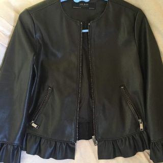 ザラ(ZARA)のzara フリルレザージャケット　ブラック　美品　xs(ノーカラージャケット)