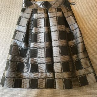 バーバリーブラックレーベル(BURBERRY BLACK LABEL)の張り感あり豪華に見えるスカート(ひざ丈スカート)