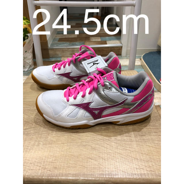 MIZUNO(ミズノ)のMIZUNO バレーボールシューズ ホワイト ピンク 24.5cm 30%OFF スポーツ/アウトドアのスポーツ/アウトドア その他(バレーボール)の商品写真