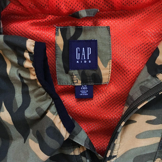 GAP Kids(ギャップキッズ)のGAP KIDS 迷彩ジャケット キッズ/ベビー/マタニティのキッズ服女の子用(90cm~)(ジャケット/上着)の商品写真