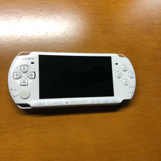 PlayStation Portable(プレイステーションポータブル)のPSP 本体 ホワイト 3000 エンタメ/ホビーのゲームソフト/ゲーム機本体(携帯用ゲーム機本体)の商品写真