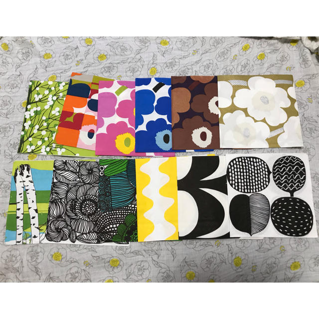 marimekko(マリメッコ)のmarimekko ペーパーナプキン バラ売り 12枚 インテリア/住まい/日用品のキッチン/食器(収納/キッチン雑貨)の商品写真