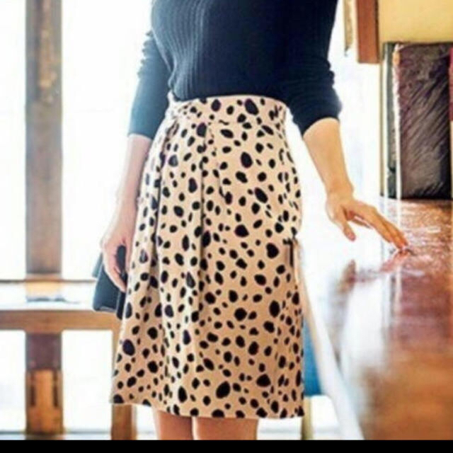 Apuweiser-riche(アプワイザーリッシェ)のアプワイザーリッシェ ダルメシアンタックタイトスカート Mサイズ美品 レディースのスカート(ひざ丈スカート)の商品写真
