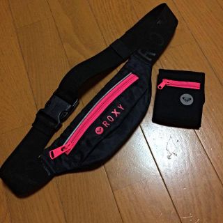 ロキシー(Roxy)のランニング用ポーチとリストバンド(ボディバッグ/ウエストポーチ)