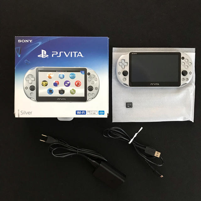 PlayStation Vita(プレイステーションヴィータ)のPSVITA 本体 PCH-2000ZA25 シルバー Wi-Fiモデル エンタメ/ホビーのゲームソフト/ゲーム機本体(携帯用ゲーム機本体)の商品写真