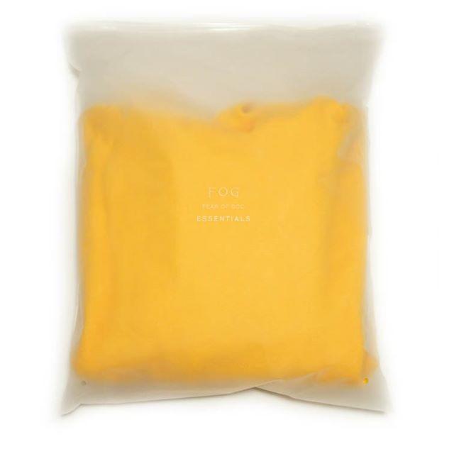 FEAR OF GOD(フィアオブゴッド)のFOG ESSENTIALS パーカー　黄色　S   新品 メンズのトップス(パーカー)の商品写真