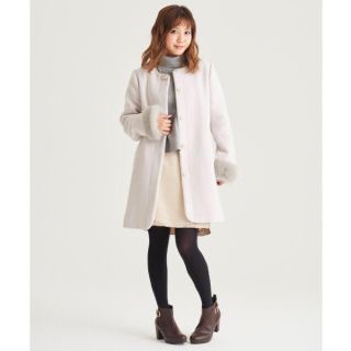 マジェスティックレゴン(MAJESTIC LEGON)の【新品】MAJESTIC LEGON ファー袖ビジュー釦ノーカラーコート(ロングコート)