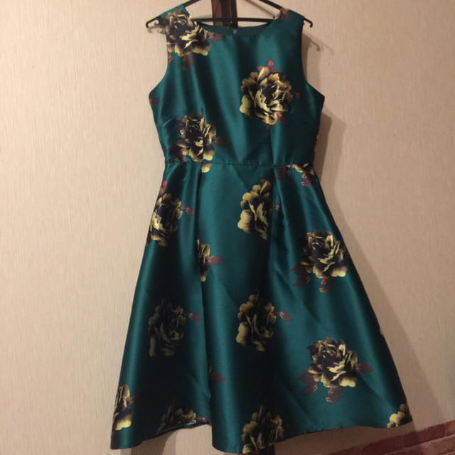 AIMER(エメ)のサテン風 グリーン ドレスワンピース レディースのフォーマル/ドレス(ミディアムドレス)の商品写真