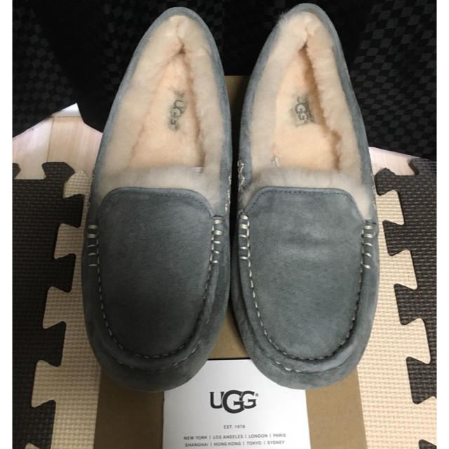 UGG(アグ)のkana1224様【新品】UGGアンスレーモカシン（ライトグレー:約24.5㎝） レディースの靴/シューズ(スリッポン/モカシン)の商品写真