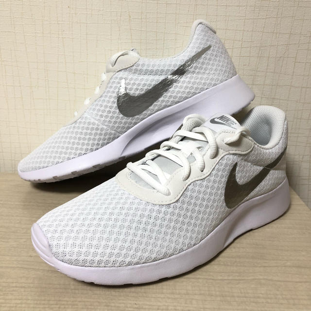 NIKE(ナイキ)の新品 NIKE WMNS TANJUN  ナイキ ウィメンズ タンジュン  レディースの靴/シューズ(スニーカー)の商品写真