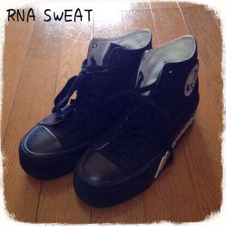 アールエヌエー(RNA)のRNA SWEAT▷厚底ハイカット(スニーカー)