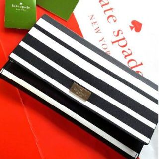 ケイトスペードニューヨーク(kate spade new york)のケイトスペード姫革レザー長財布ブラック黒ホワイト白ストライプ秋冬シンプルヘビロテ(財布)