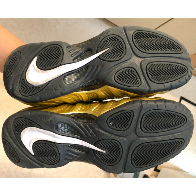 NIKE(ナイキ)のNIKE AIR FOAMPOSITE PRO METALLIC GOLD メンズの靴/シューズ(スニーカー)の商品写真