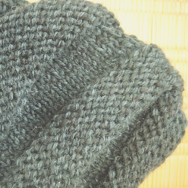 チャコールグレーの手編みニット帽 レディースの帽子(ニット帽/ビーニー)の商品写真