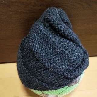チャコールグレーの手編みニット帽(ニット帽/ビーニー)