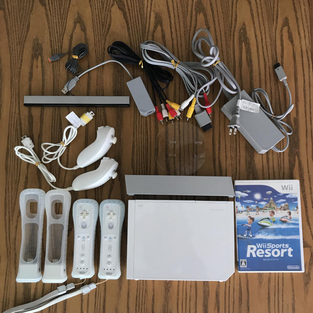 Wii(ウィー)のwii 本体【おまけ付】wii Sports Resort＋ぬんちゃく エンタメ/ホビーのゲームソフト/ゲーム機本体(家庭用ゲーム機本体)の商品写真