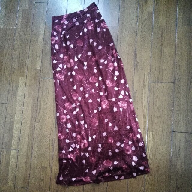 OFUON(オフオン)のお値下げ　OFUON  未着用　ワイン色柄綺麗ロングタイトスカート　M　9号  レディースのスカート(ロングスカート)の商品写真