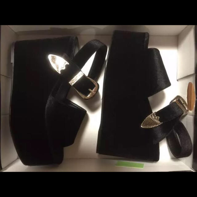 EVRIS(エヴリス)の厚底ベロアベルベットサンダル レディースの靴/シューズ(サンダル)の商品写真