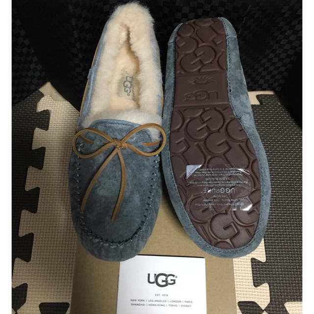 UGG(アグ)のたまま様専用【新品】UGG ダコタ モカシン（ピューター:約24.5㎝） レディースの靴/シューズ(スリッポン/モカシン)の商品写真