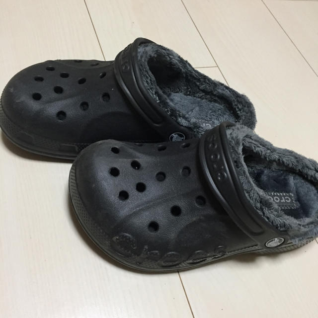 crocs(クロックス)のクロックス 3-5  ジュニア 22cm ブラック ボア マンモス キッズ/ベビー/マタニティのキッズ靴/シューズ(15cm~)(サンダル)の商品写真