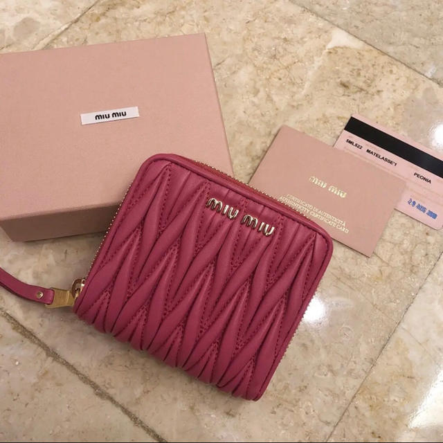 新品♡miumiuマトラッセ二つ折り財布-