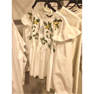 ザラ(ZARA)のZARA  白ブラウス  刺繍入りブラウス(シャツ/ブラウス(長袖/七分))