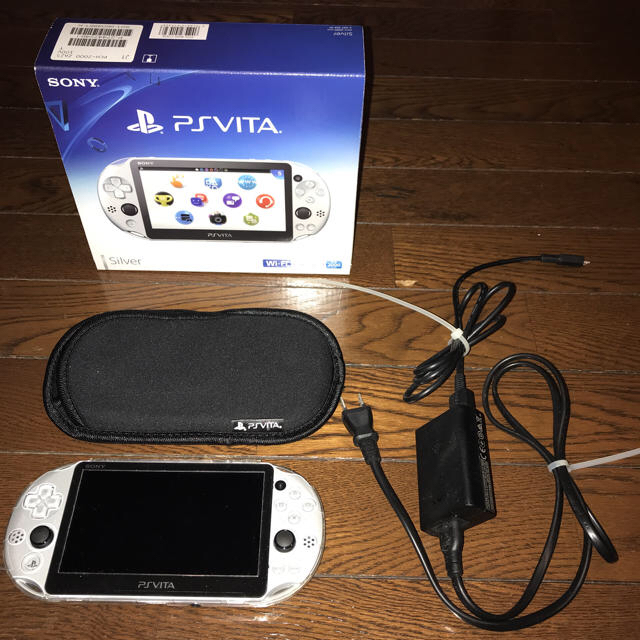 PlayStation Vita(プレイステーションヴィータ)のPlayStation Vita Wi-Fiモデル シルバー  エンタメ/ホビーのゲームソフト/ゲーム機本体(携帯用ゲーム機本体)の商品写真