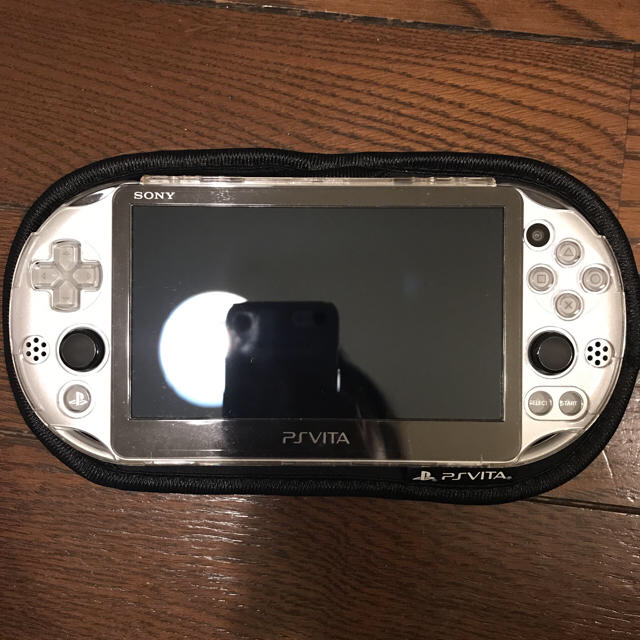 PlayStation Vita(プレイステーションヴィータ)のPlayStation Vita Wi-Fiモデル シルバー  エンタメ/ホビーのゲームソフト/ゲーム機本体(携帯用ゲーム機本体)の商品写真