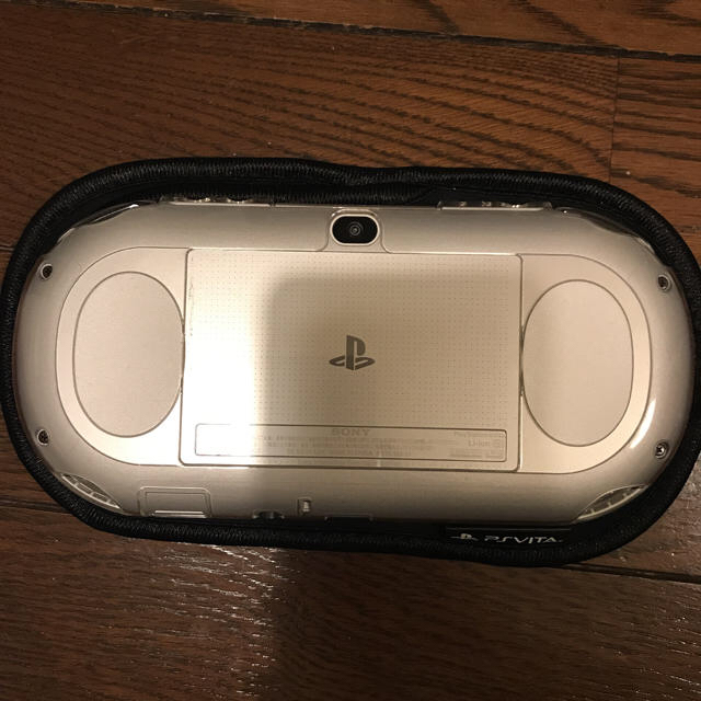 PlayStation Vita(プレイステーションヴィータ)のPlayStation Vita Wi-Fiモデル シルバー  エンタメ/ホビーのゲームソフト/ゲーム機本体(携帯用ゲーム機本体)の商品写真