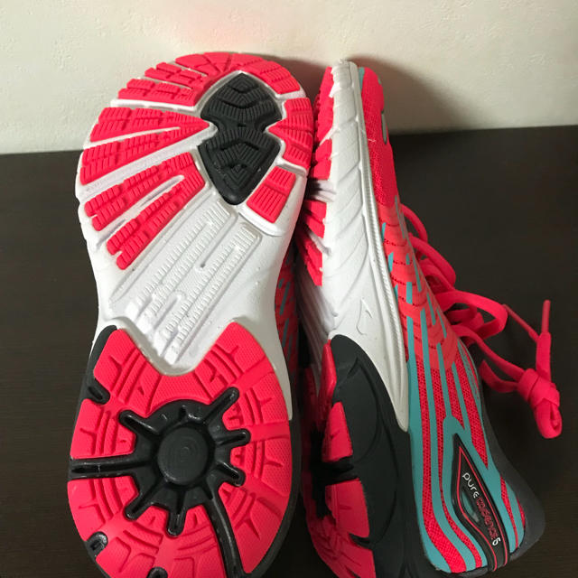 Brooks(ブルックス)の新品未使用 ブルックス BROOKS レディース ランニングシューズ  スポーツ/アウトドアのランニング(シューズ)の商品写真