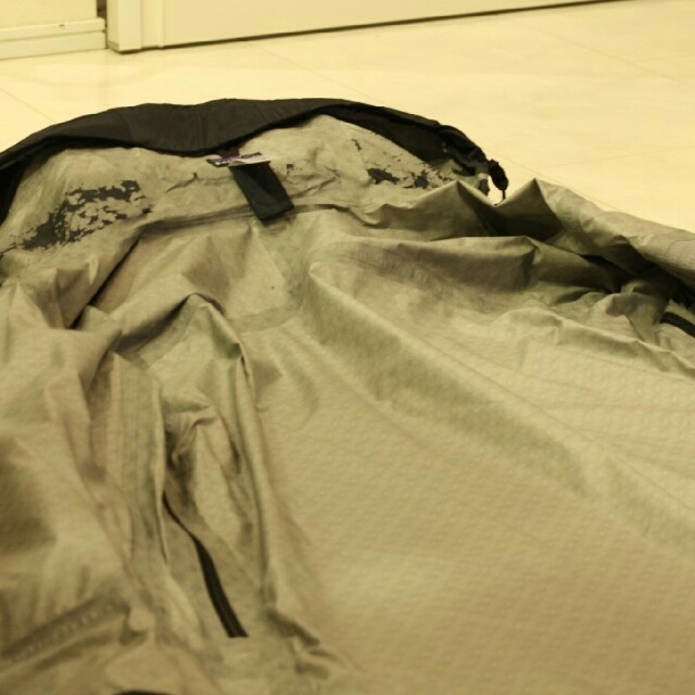 patagonia(パタゴニア)の（格安）パタゴニア レインウェア ブラック・Sサイズ メンズのジャケット/アウター(ナイロンジャケット)の商品写真