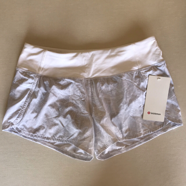 lululemon - 【新品】ルルレモン ショートパンツ サイズ8（TNVW/WHT）の通販 by haya's shop｜ルルレモンならラクマ