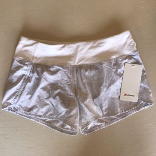 ルルレモン(lululemon)の【新品】ルルレモン  ショートパンツ サイズ8（TNVW/WHT）(ウェア)