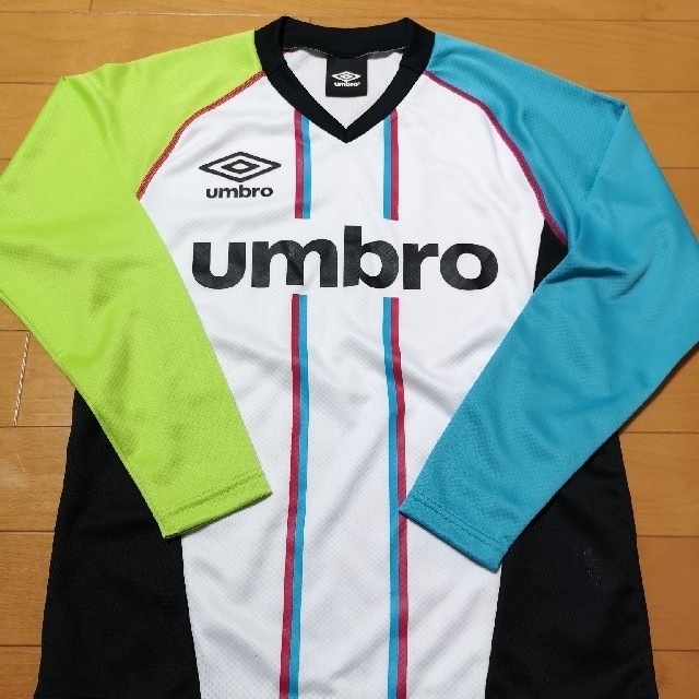 umbro プラクティスシャツ140+ ジャージ130 スポーツ/アウトドアのサッカー/フットサル(ウェア)の商品写真