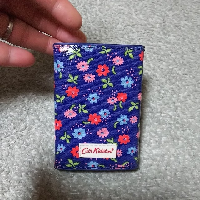 Cath Kidston(キャスキッドソン)のCath Kidston／ﾊﾟｽｹｰｽ／ｶｰﾄﾞﾎﾙﾀﾞｰ／三ツ折り レディースのファッション小物(名刺入れ/定期入れ)の商品写真