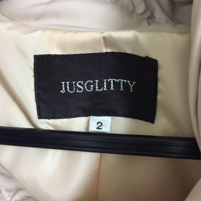 JUSGLITTY(ジャスグリッティー)のビジュー付きダウンコート レディースのジャケット/アウター(ダウンコート)の商品写真