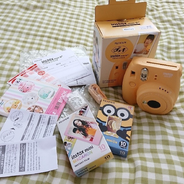 富士フイルム(フジフイルム)のお値引き❤️ チェキ  本体  mini8+  インスタントフィルム２箱 スマホ/家電/カメラのカメラ(フィルムカメラ)の商品写真