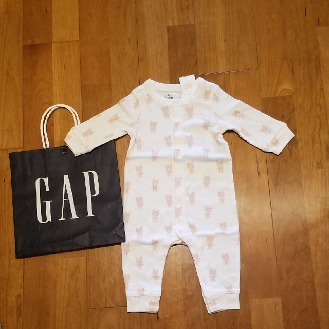 babyGAP(ベビーギャップ)の60 ネコ柄ロンパース　長袖 キッズ/ベビー/マタニティのベビー服(~85cm)(ロンパース)の商品写真