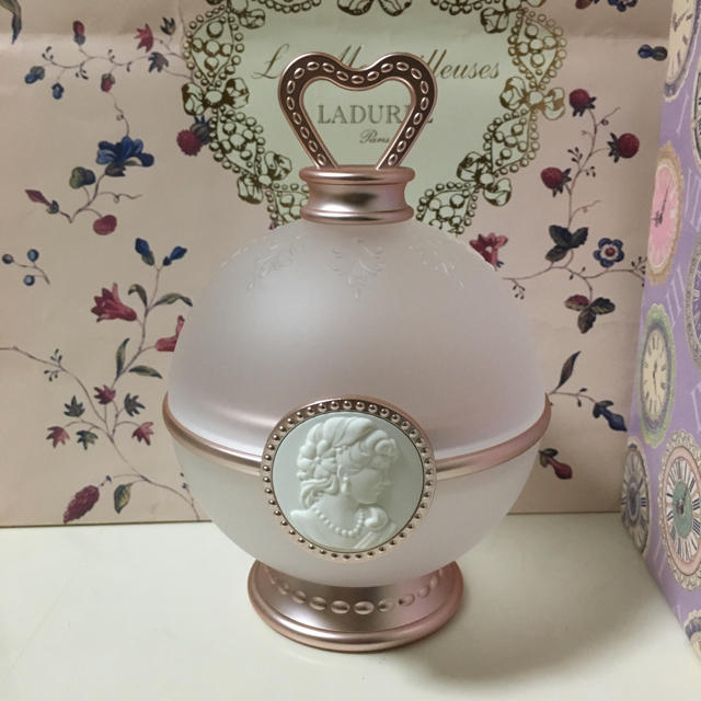 Les Merveilleuses LADUREE(レメルヴェイユーズラデュレ)の未使用 限定 チークポット LADUREE コスメ/美容のベースメイク/化粧品(チーク)の商品写真