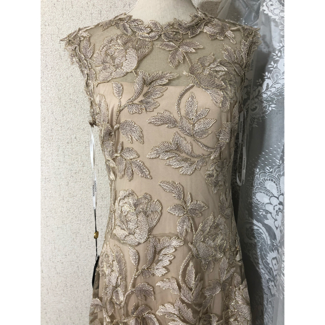 新品　Tadashi Shoji ドレス 膝丈ワンピース ベージュ　花柄刺繍