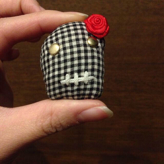 COMME des GARCONS(コムデギャルソン)のピン留めマスコット ギャルソン レディースのアクセサリー(ブローチ/コサージュ)の商品写真