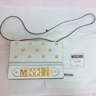 モスキーノ(MOSCHINO)のmoschino スタッズショルダーバッグ 白 ロゴ ハイブランド モスキーノ (ショルダーバッグ)