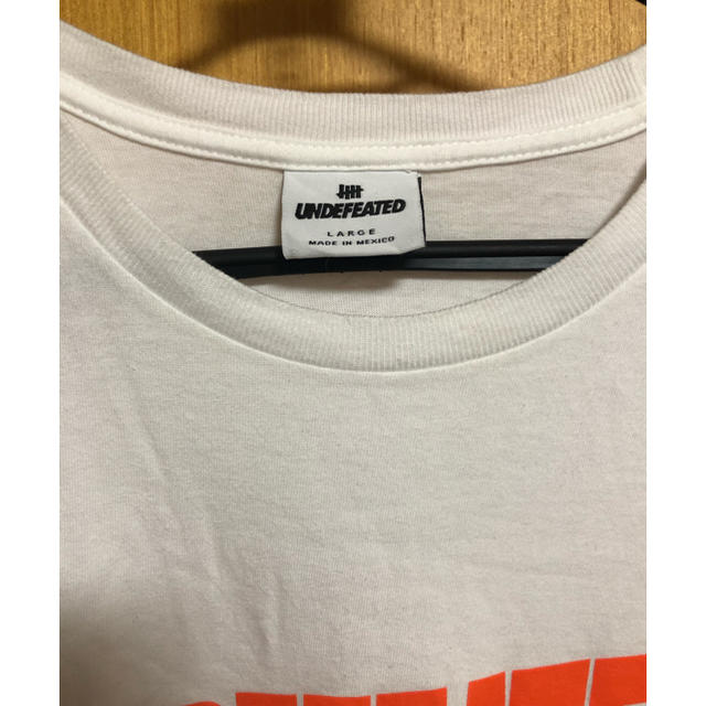 UNDEFEATED(アンディフィーテッド)のUNDEFEATED Tシャツ オレンジ ロゴ アンディフィーテッド メンズのトップス(Tシャツ/カットソー(半袖/袖なし))の商品写真