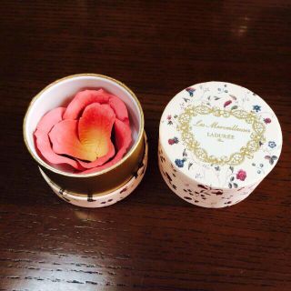 レメルヴェイユーズラデュレ(Les Merveilleuses LADUREE)のラデュレ*花びらチーク*未使用(その他)