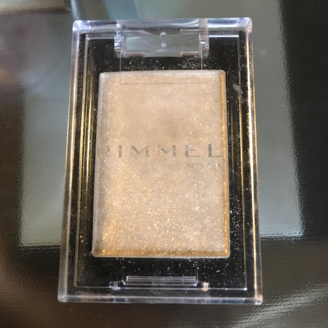 RIMMEL(リンメル)のリンメルシャイニーオン001アイシャドウゴールドラメ コスメ/美容のベースメイク/化粧品(アイシャドウ)の商品写真