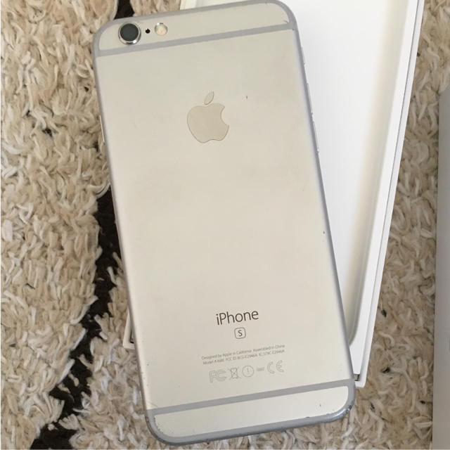 Apple(アップル)の❤️iPhone6s Silver 64GB au SIMロック解除済み スマホ/家電/カメラのスマートフォン/携帯電話(スマートフォン本体)の商品写真